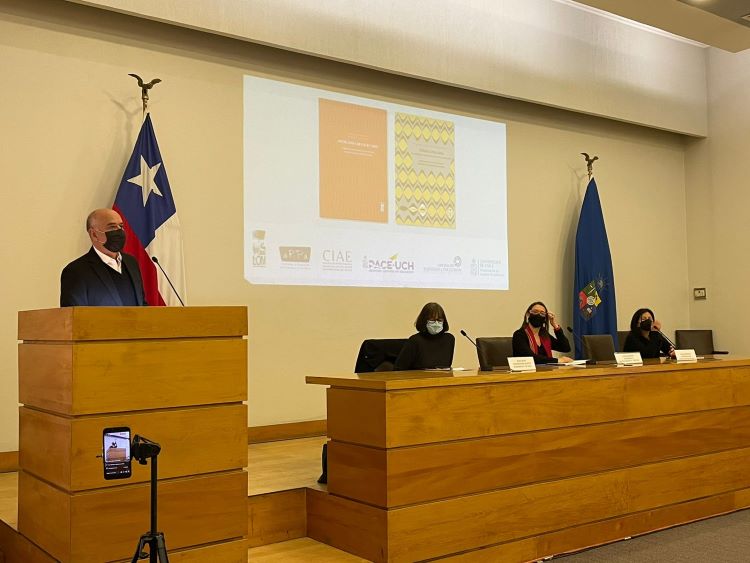 Universidad de Chile recoge la voz de estudiantes y profesores en dos libros sobre la importancia de la escritura en la sala de clases