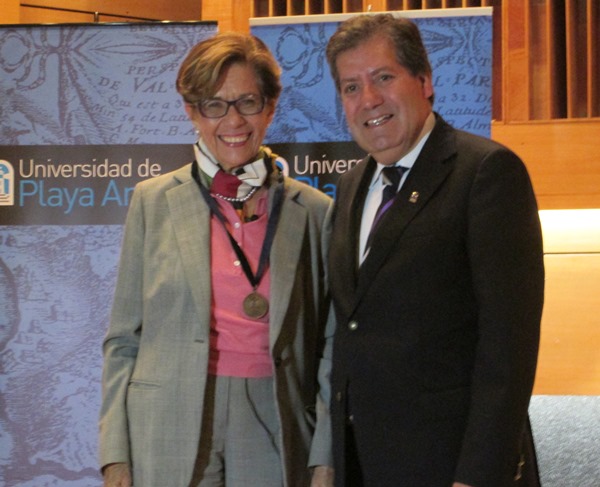 Beatrice Avalos recibe Medalla Universidad de Playa Ancha por su aporte a la educación