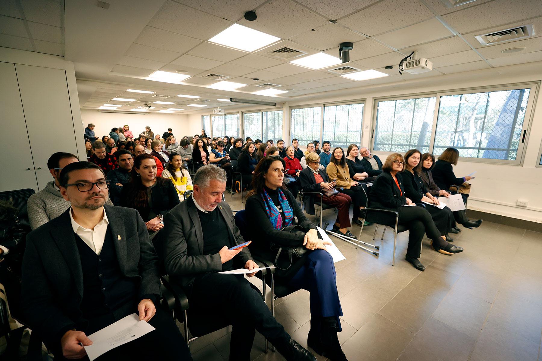 La ceremonia reunió a autoridades universitarias, docentes, funcionarios y estudiantes del Instituto de Estudios Avanzados en Educación