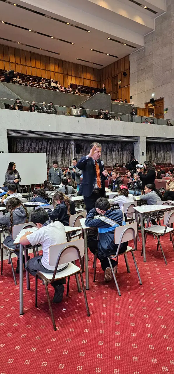 Roberto Araya, coguiando la clase pública a niños de cuarto básico