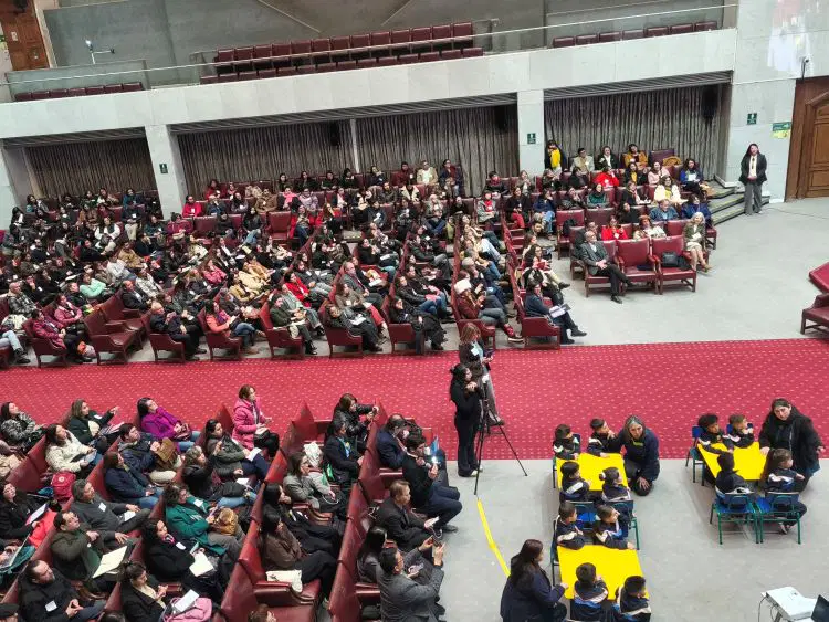 Docentes participantes observan la clase pública a niños de preescolar.