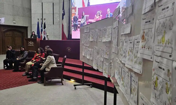 Panel final de la actividad, junto a la pizarra con los trabajos de los estudiantes.