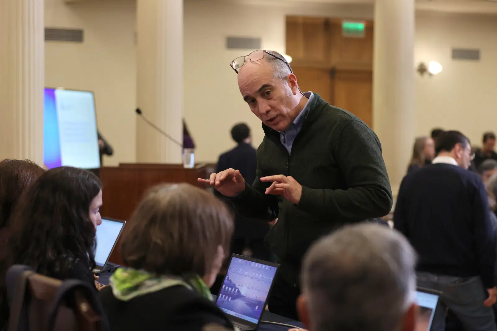 El académico Alejandro Hevia, quien explicó el sistema de apertura de urna digital.