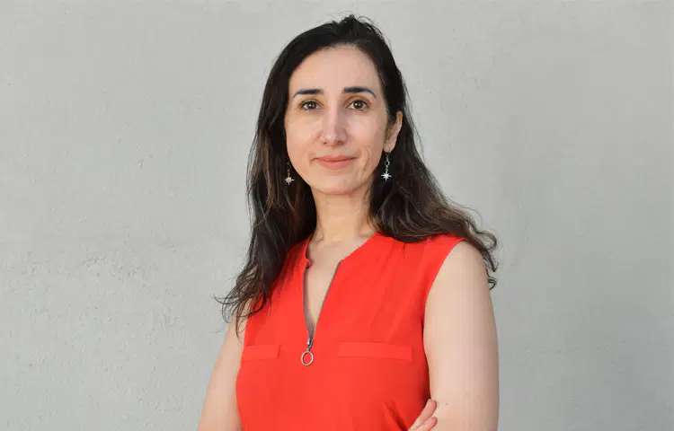Farzaneh Saadati, académica IE e investigadora CIAE, U. de Chile