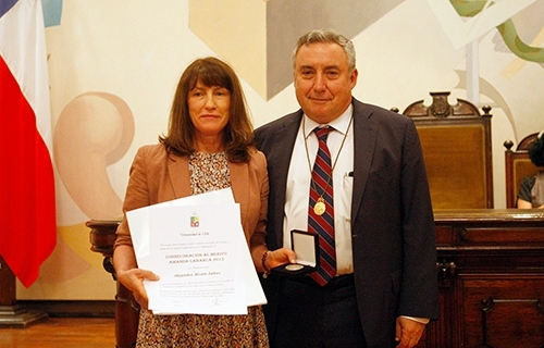 Directora del CIAE, Alejandra Mizala, recibió Premio Amanda Labarca 2015