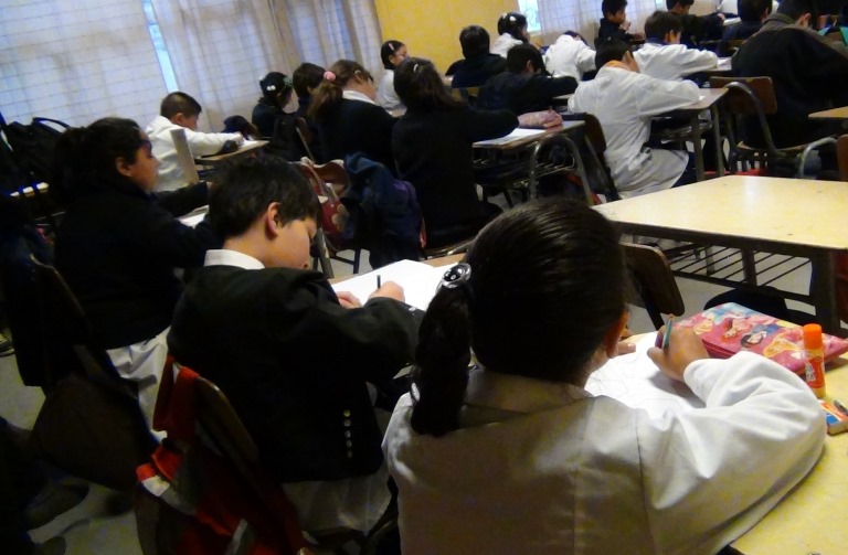 Las escuelas que ordenan a sus alumnos académicamente obtienen menor rendimiento en SIMCE