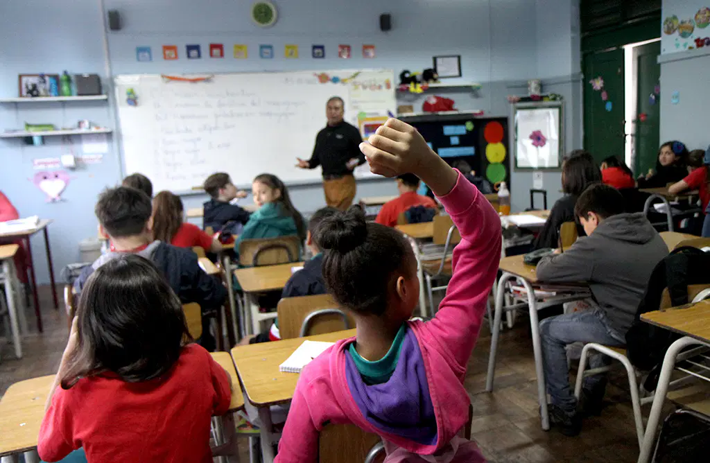 Algo indispensable, pero peligroso: estudio revela las creencias adultas sobre las ventajas y desventajas de hacer educación sexual integral en Chile