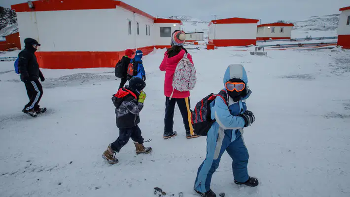 ¿Cómo es enseñar y aprender en la Antártica chilena?: Libro presenta experiencias y aprendizajes en la zona
