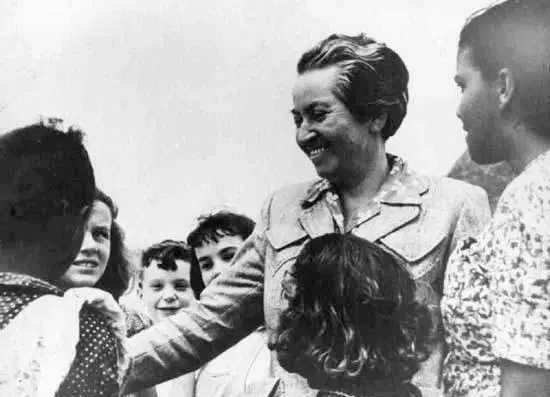 Gabriela Mistral en el aula: las claves pedagógicas que siguen inspirando a docentes