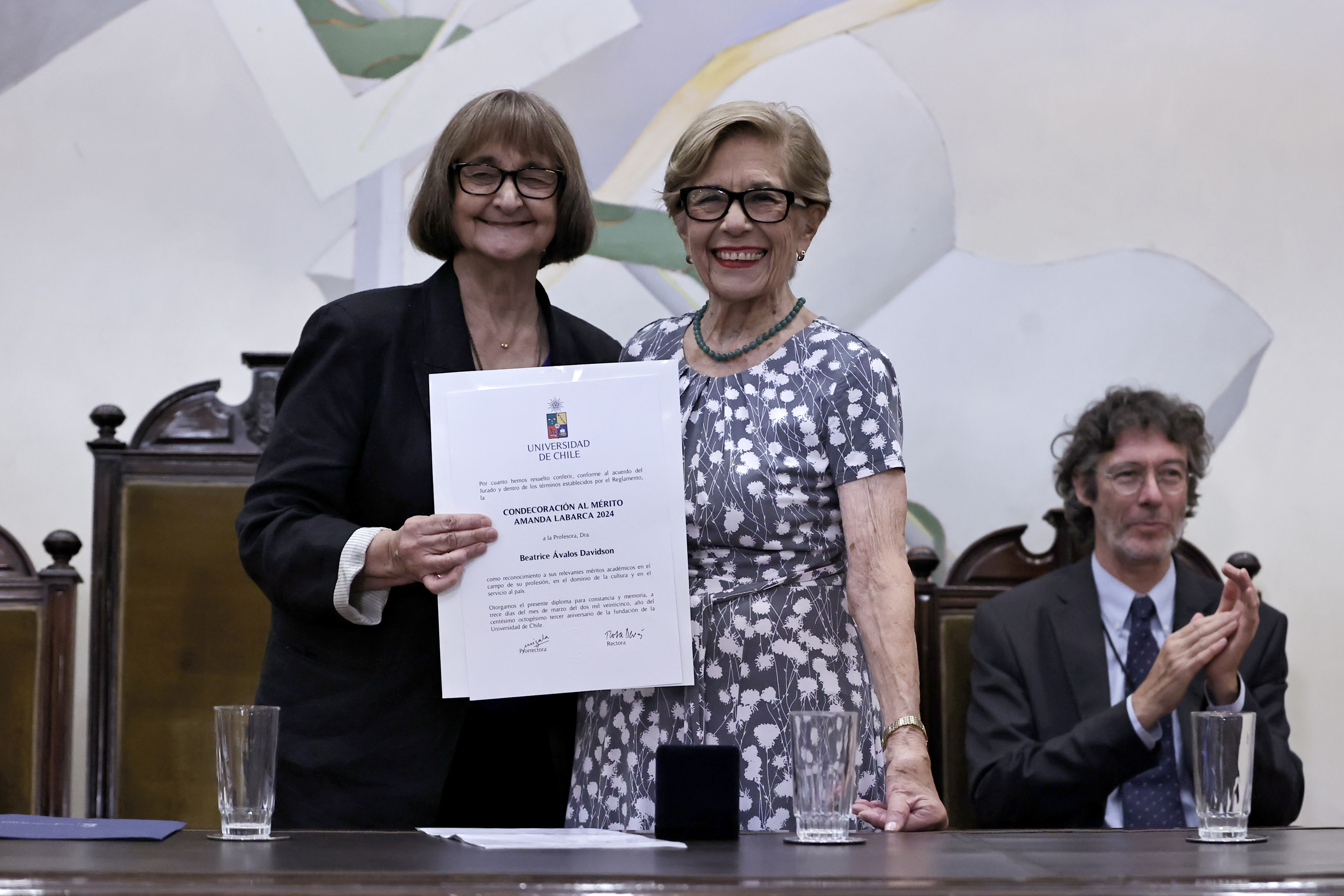 Académica IE, Beatrice Ávalos recibió la Condecoración al Mérito Amanda Labarca 2024