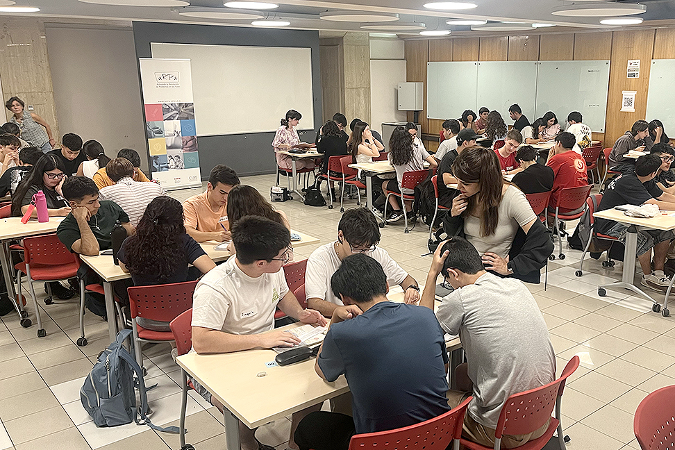 Imagen para la noticia: Estudiantes de primer año de la FCFM participaron en el Festival de Resolución de Problemas de la Iniciativa ARPA