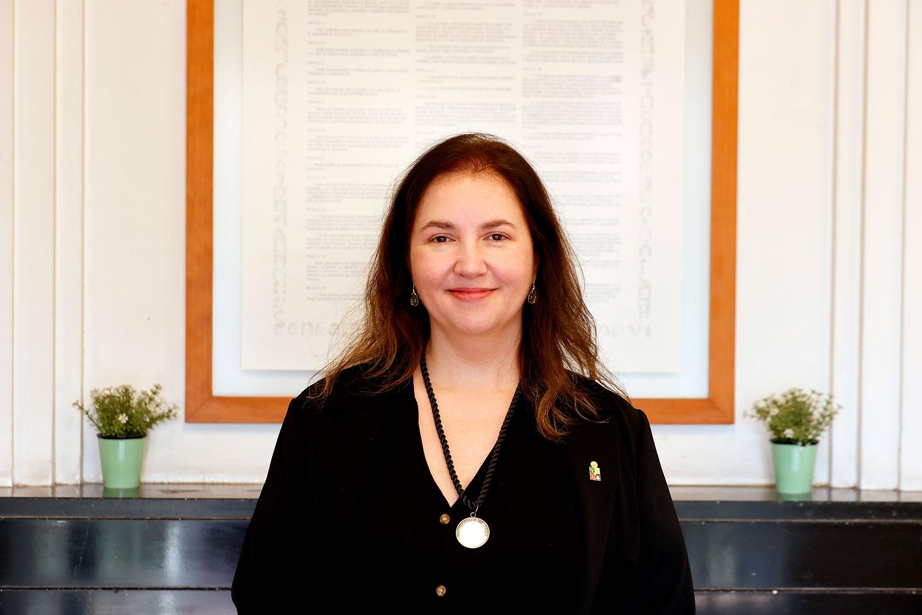 Profesora Macarena Silva asume como directora del Instituto de Estudios Avanzados en Educación